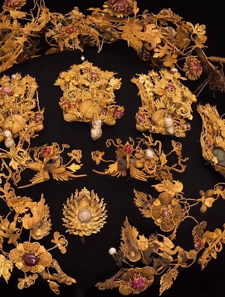 宋朝凤冠,收藏于美国大都会艺术博物馆-度小视