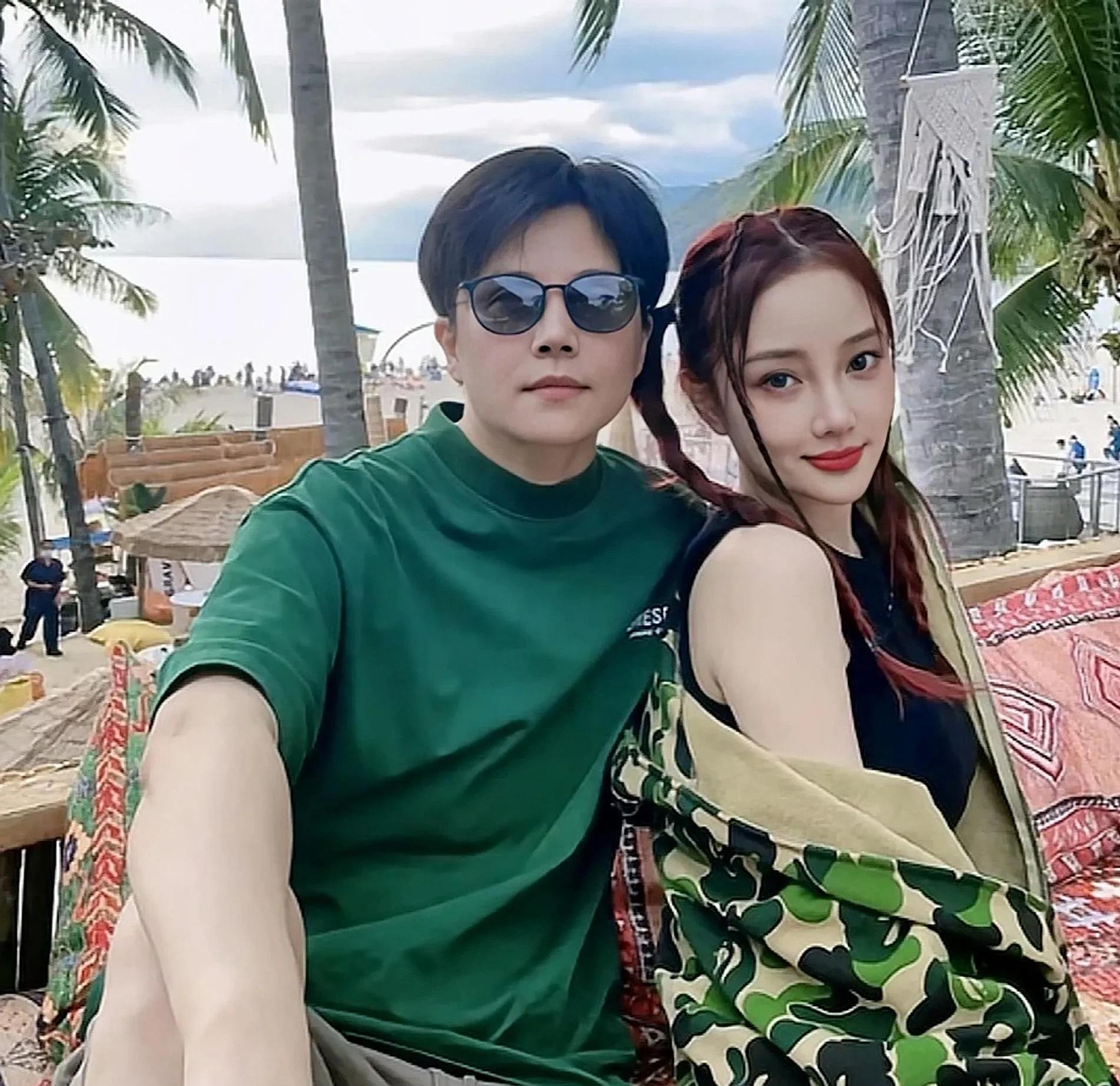 李小璐晒三亚与神秘男合照,举止亲密,大秀好身材