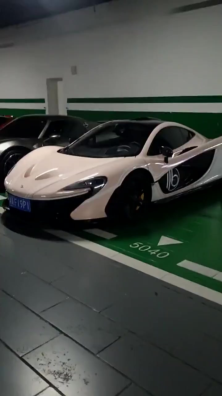 哪个土豪的车库停放7辆法拉利,开得过来吗,大佬说买车是为了看