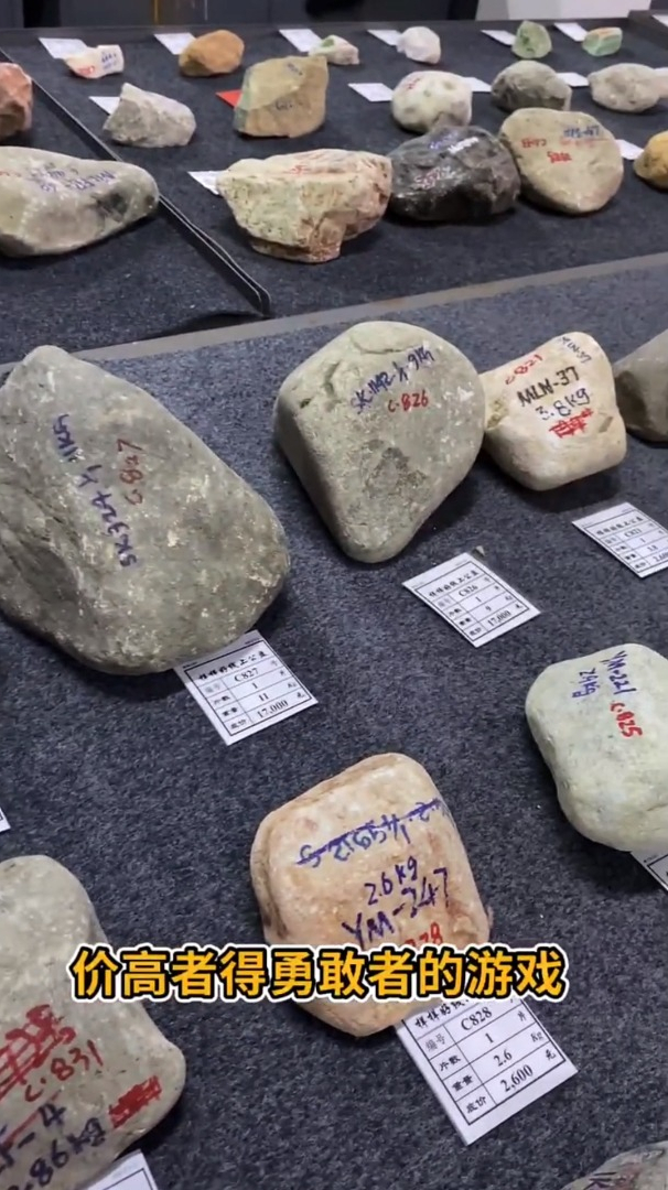 公盘日记,摆放整整齐齐的翡翠原石,属于勇敢者的游戏!