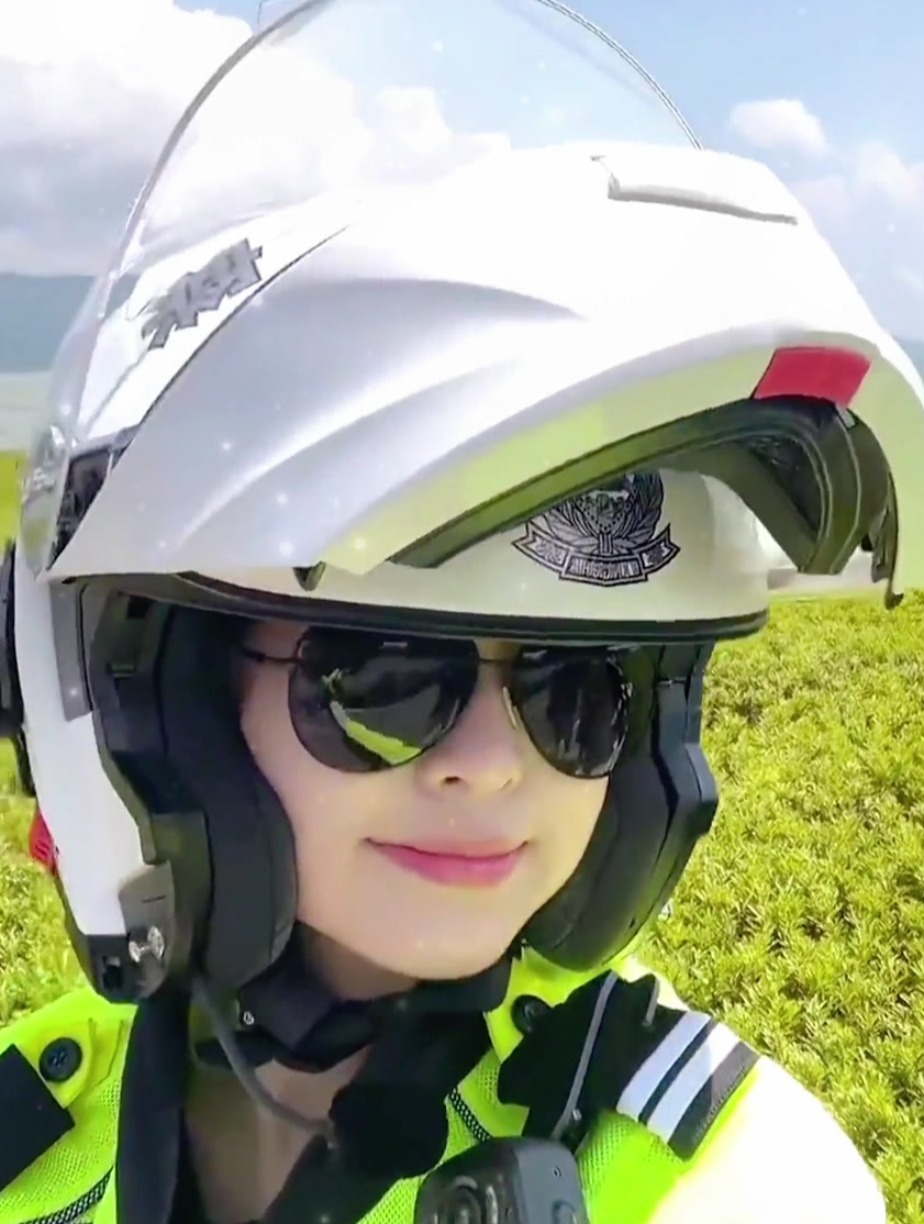 铁骑小姐姐太飒了,是路上瑰丽的"警"色-度小视