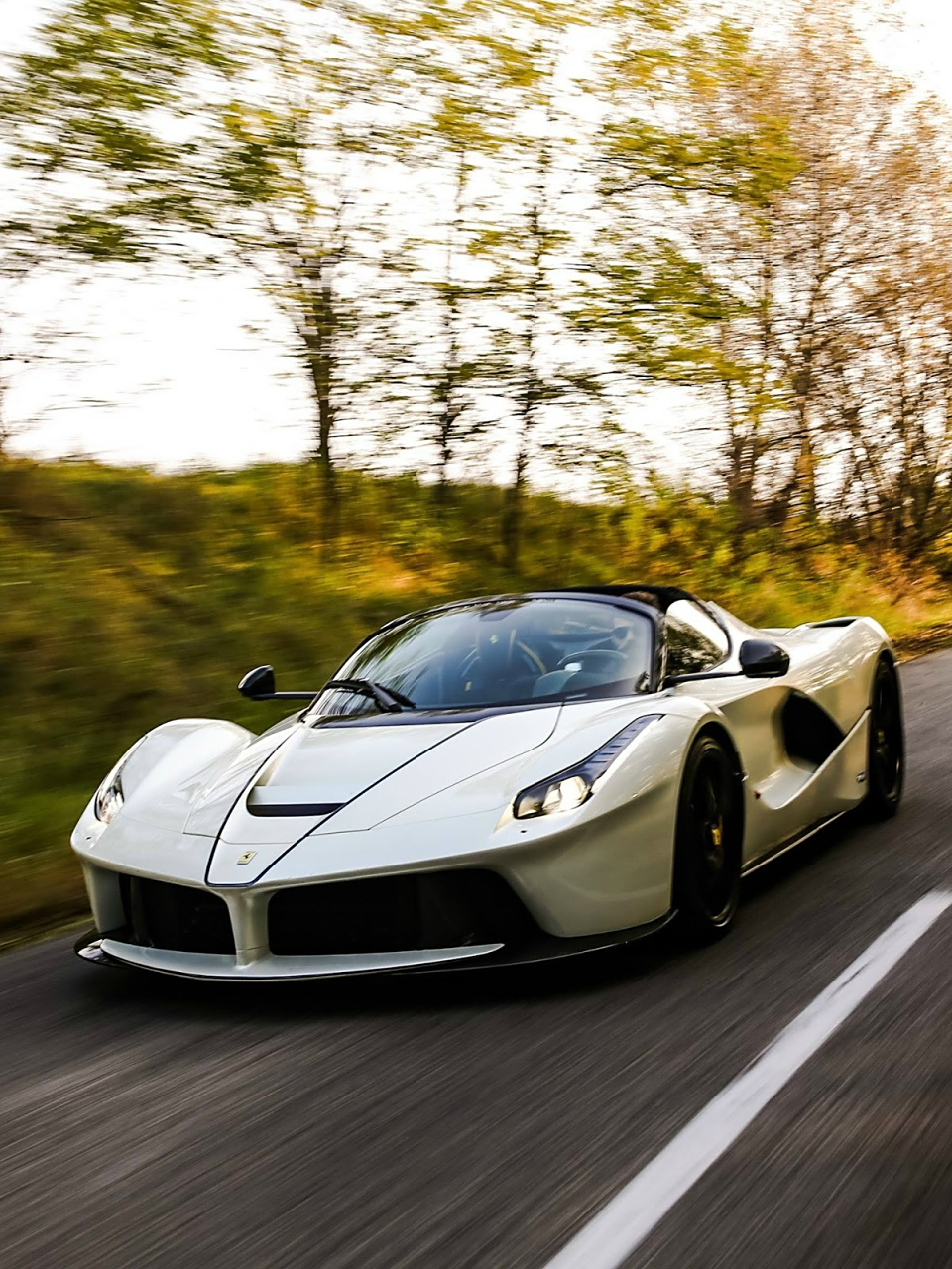 代表着运动,留着红色血脉的意大利跑车,拉法拉利