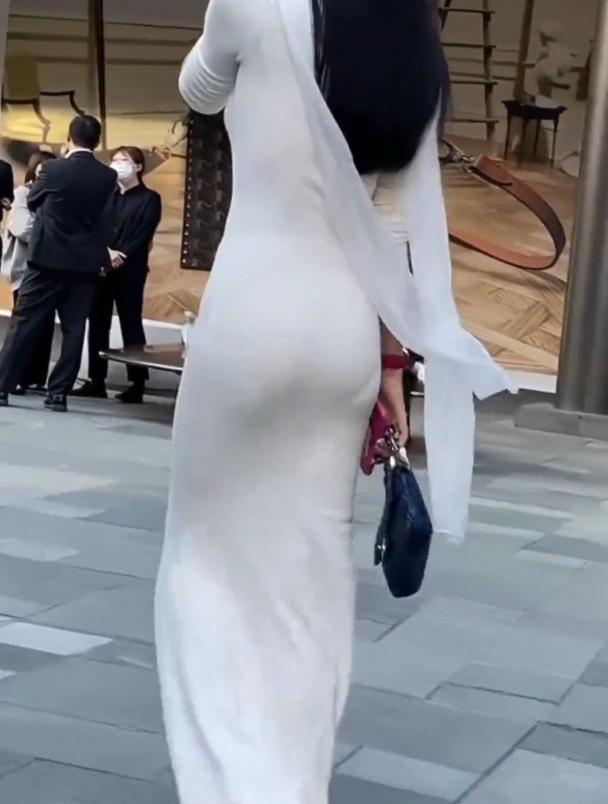 身材超棒的性感美女!朦朦胧胧,若隐若现!这包臀裙谁能扛得住?