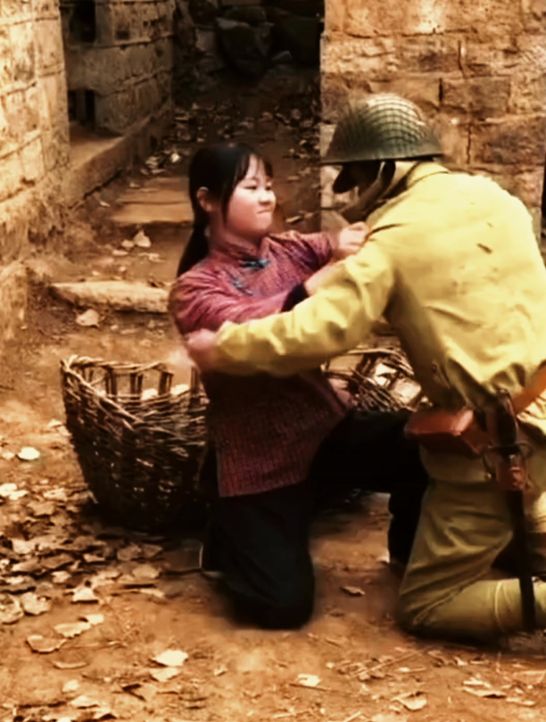 鬼子进村强抢民女,反被姑娘一招制敌,撂倒在地上