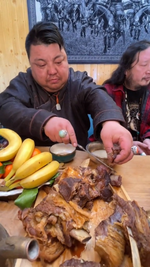 恩克请毛哥吃羊肉肠,满满的都是肉,又香又嫩