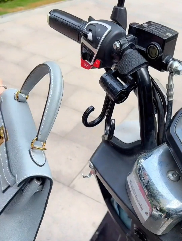 新疆研发电动车"魔术挂钩",1秒装上,就能多带几十斤,真方便