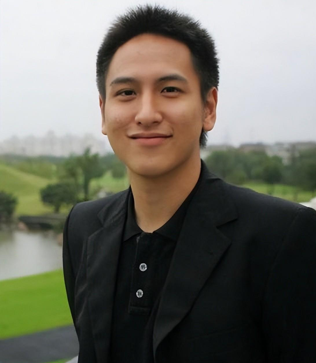 他的父亲汤君年是我们都所熟知的汤臣一品的创始人.