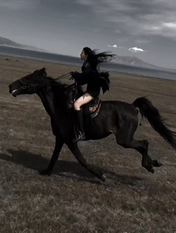 野性写在 dna里 美女骑马