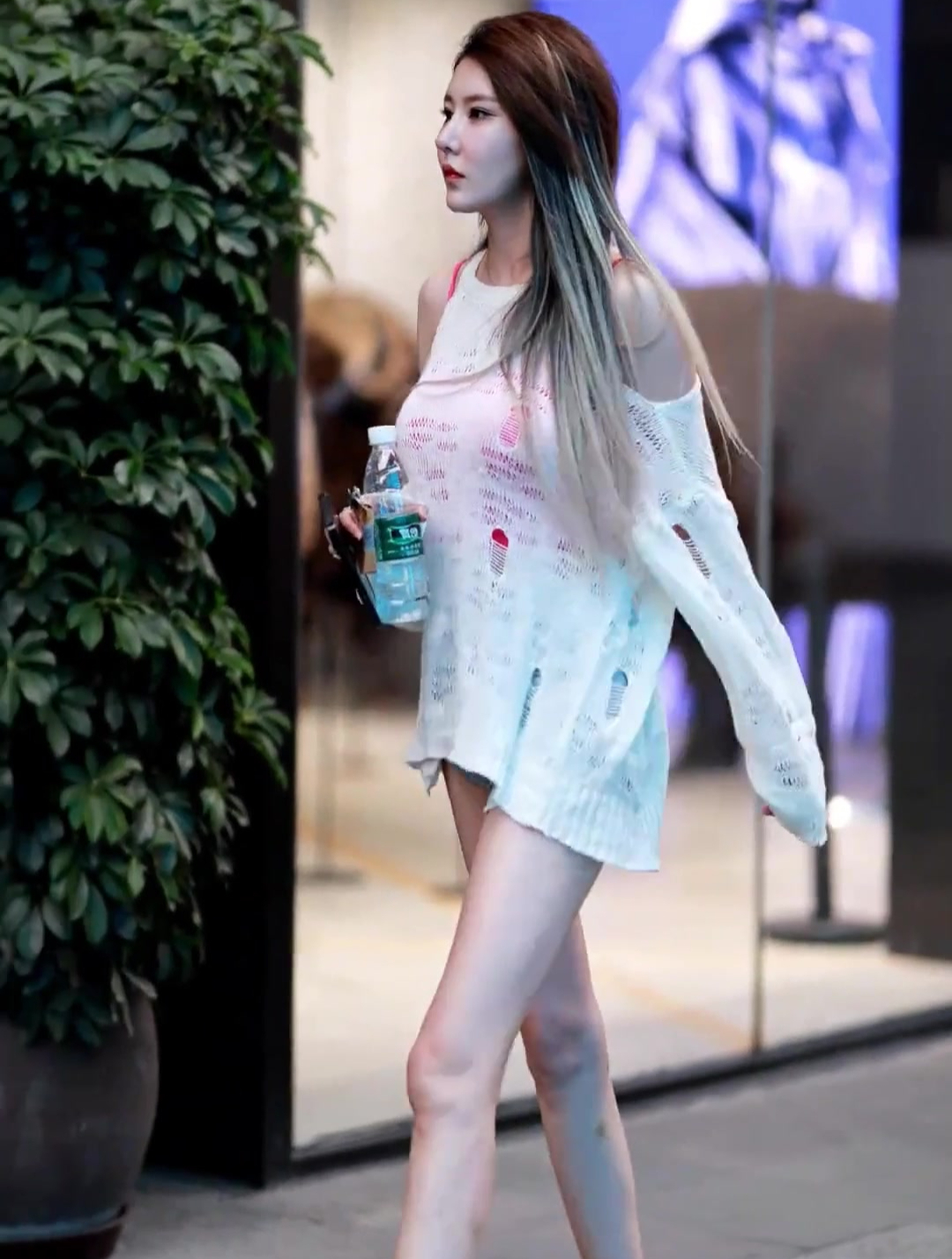 美女街拍:真空上阵的小姐姐,真的快包不住了啊!