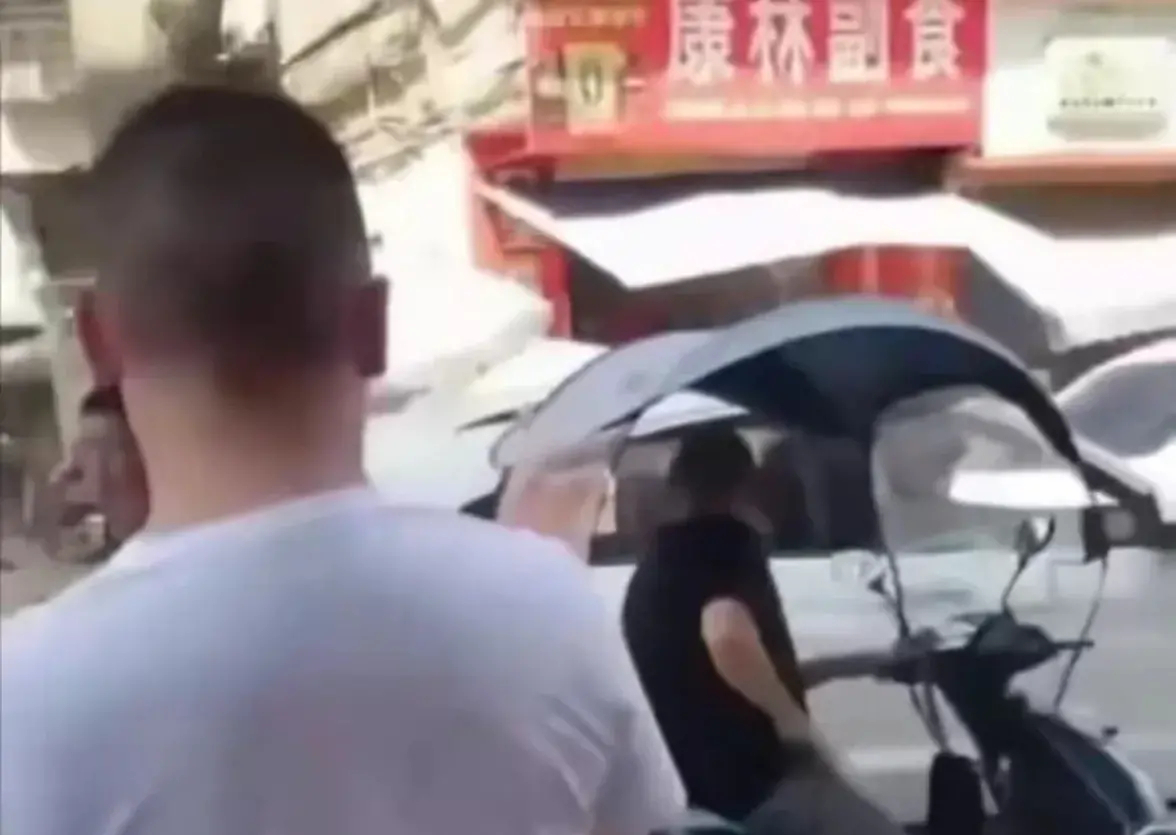 买烟赊账?安岳恶性案:砍人者被抓,三名女子倒地,知情人曝内幕