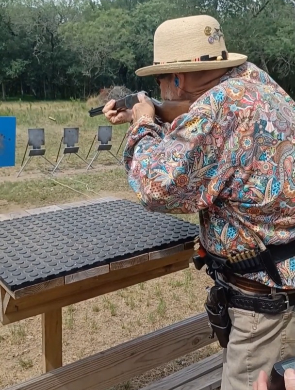 西部牛仔快枪手比赛,国外合法射击比赛请勿模仿