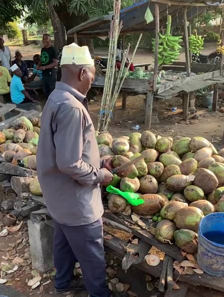 非洲街边的椰子据说特别便宜我真想去这里喝个够啊