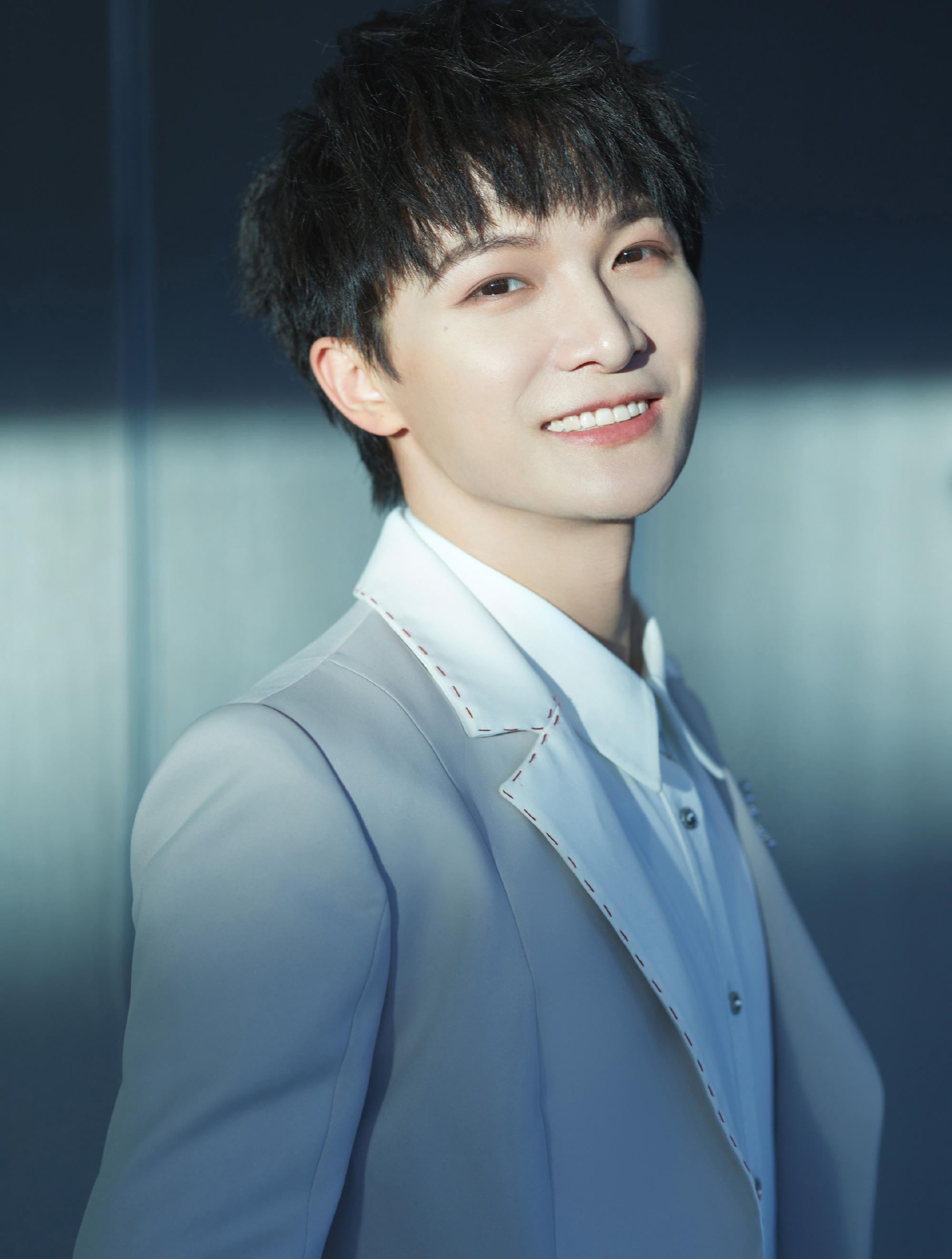 明星被蹭广告如何应对周深被卖还要帮数钱潘粤明逃离险摔倒1