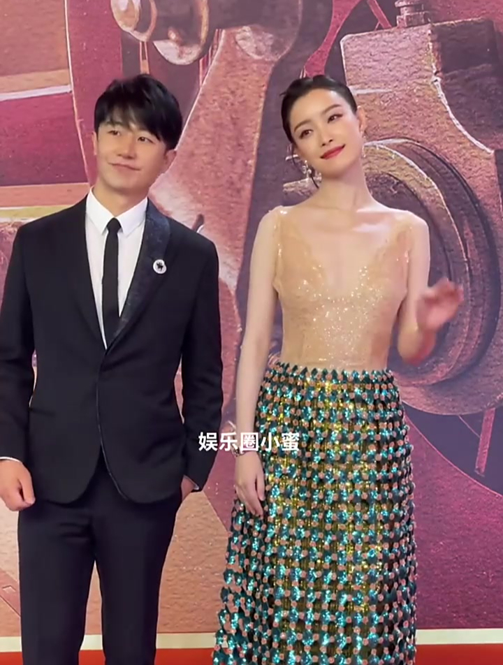 倪妮拉着黄轩拍合照,黄轩敷衍假笑,一脸嫌弃