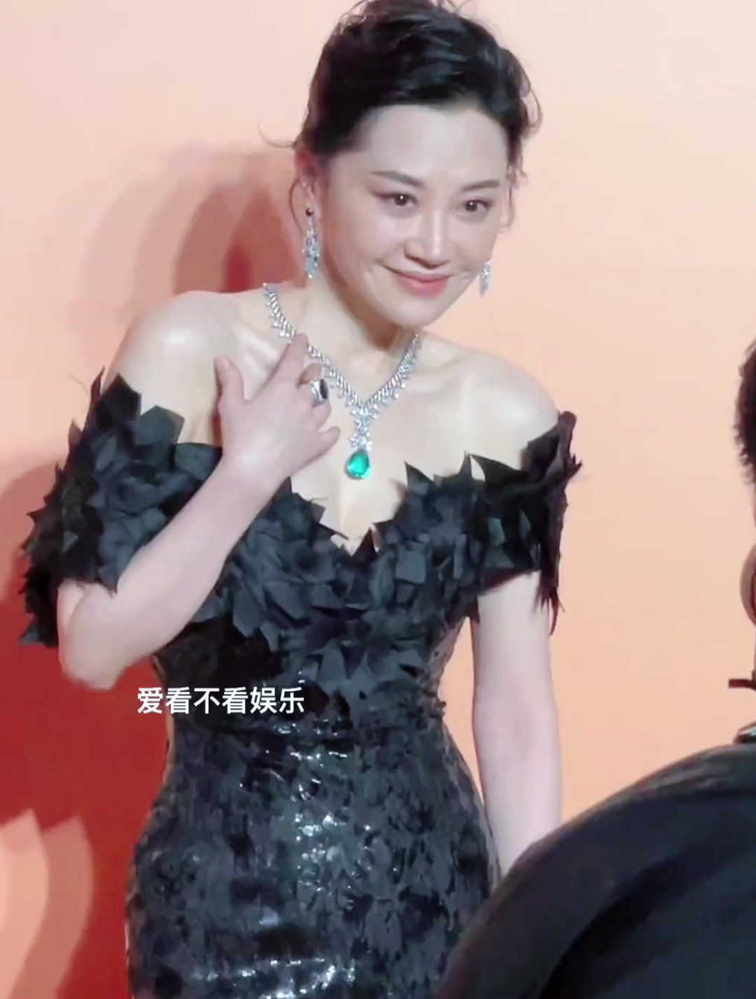 53岁许晴颜值惊艳,年过半百却嫩成少女,粉丝偶遇被赞又白又瘦