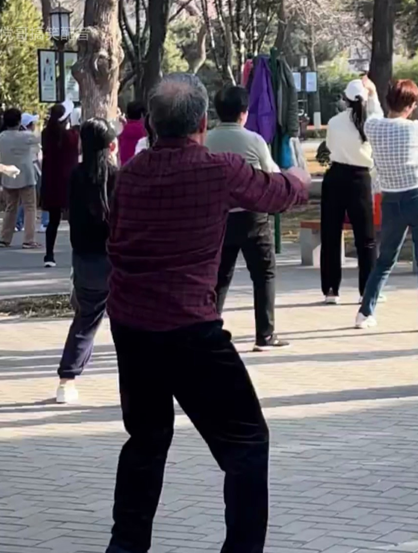 大爷跳广场舞锻炼身体
