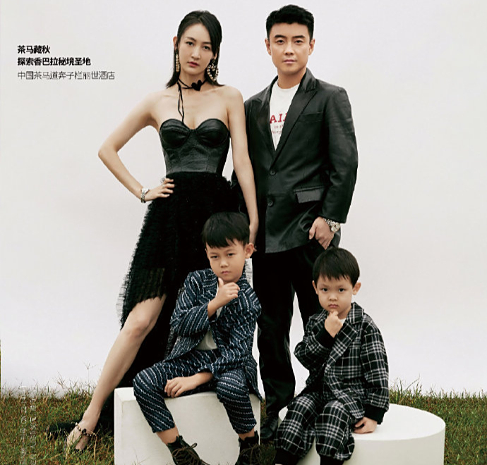 王皓中秋晒全家福:暴瘦变型男,1米72娇妻身材傲人,俩儿子像爸