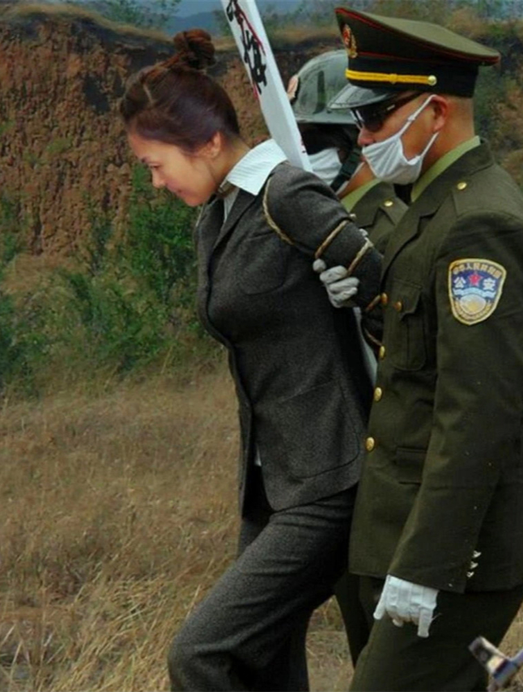 18年前执行死刑的真实影像,囚犯对判决临死不服,事件至今惹争议-度小