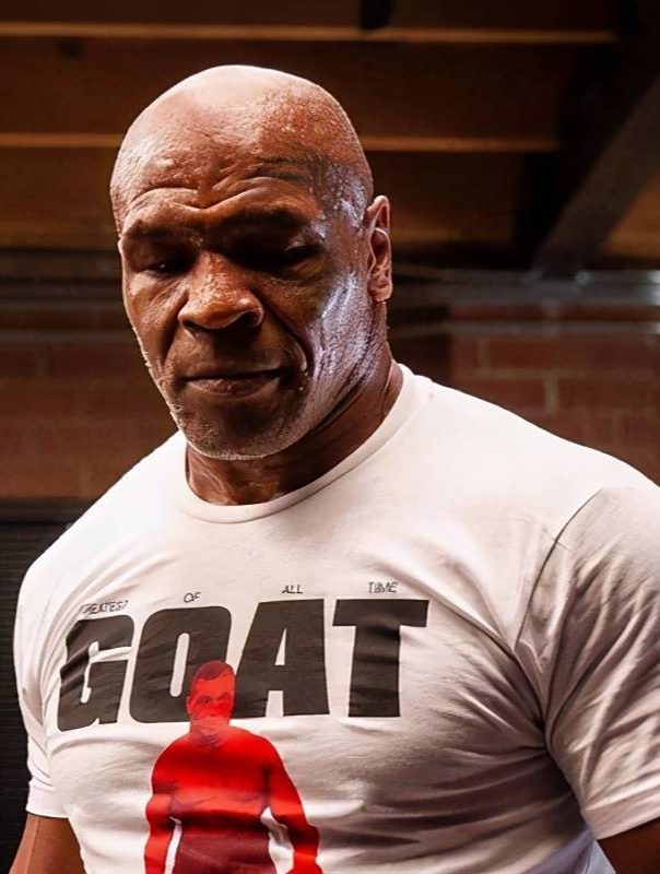 泰森欠债近5千万,带娃打比赛.挑战拳王刘易斯,却惨遭失利2-度小视