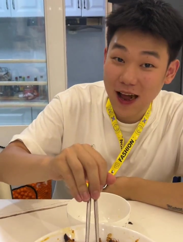 他说以后不用手机了都用对讲机灿二哥憨憨男友-度小视