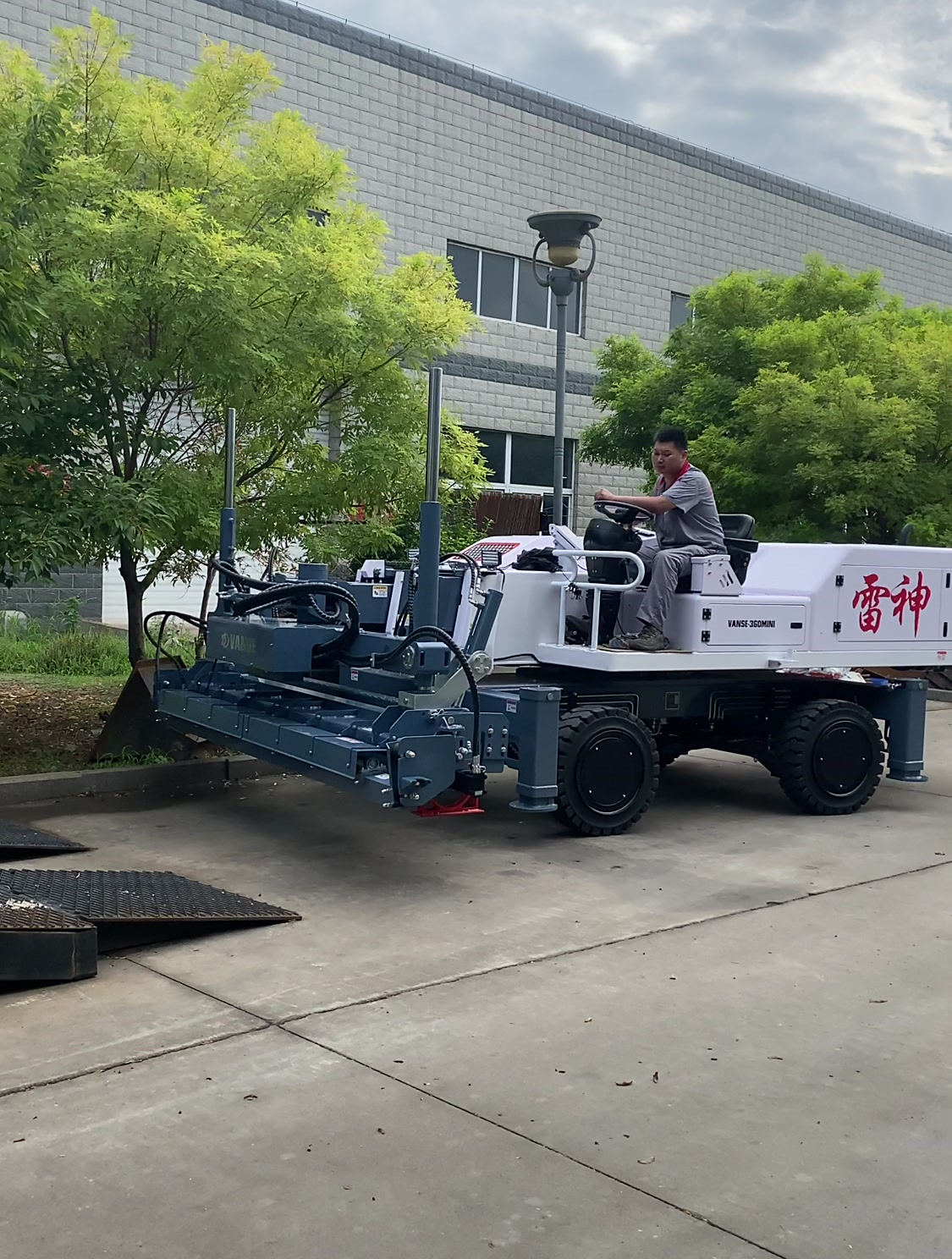 伸缩臂激光整平机 万世大型地面找平机 厂家-度小视