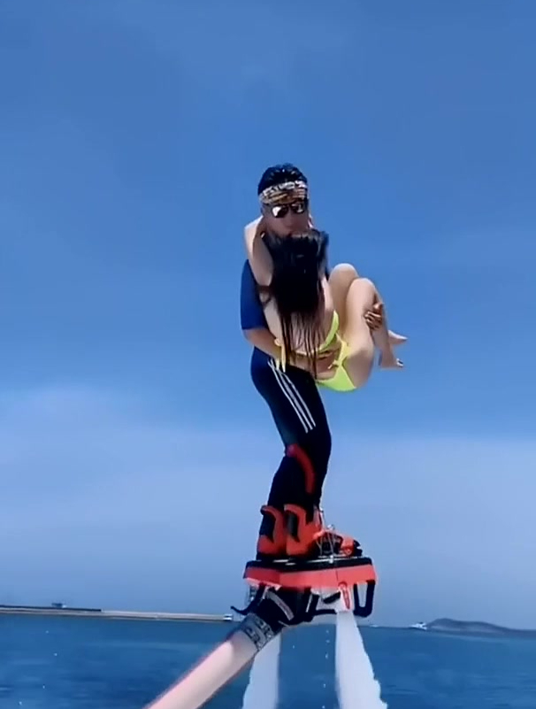 美女挑战水上飞人,不料教练直接公主抱,全场的男士都羡慕了!