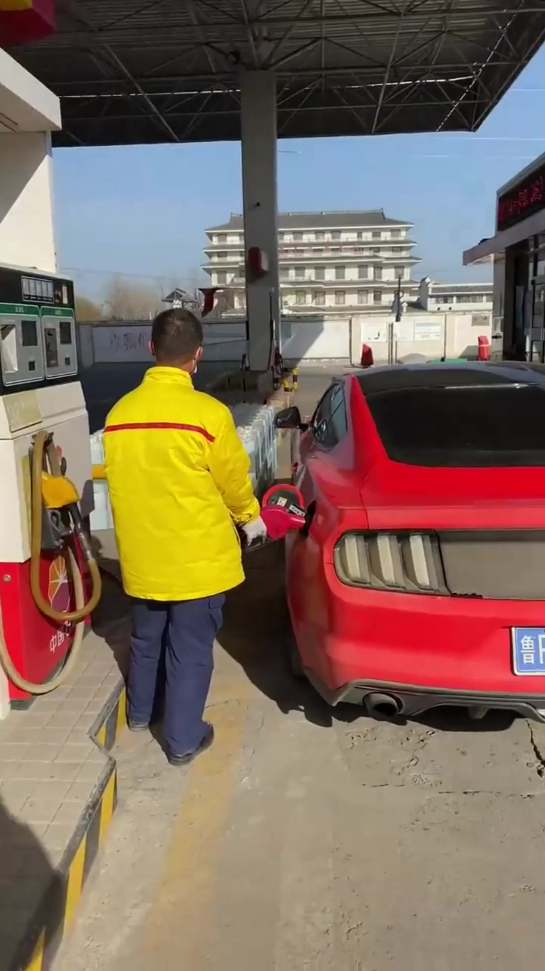 租車回家過年,沒想到還要自己加油,不開光我就虧本了!