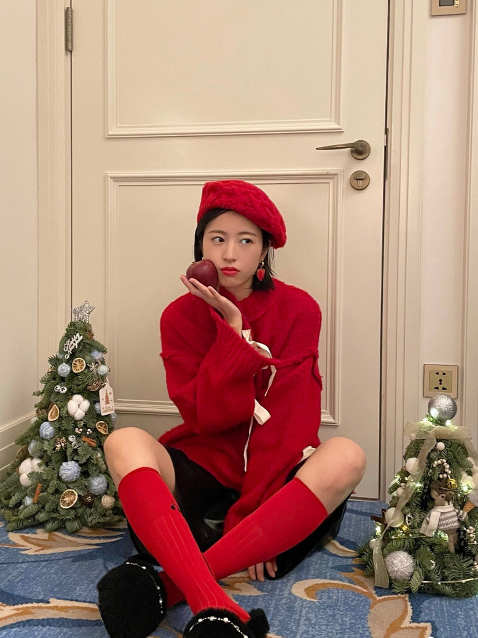 周雨彤发来圣诞邀请 红色半高领毛衣上身,颜色和高筒樱桃刺绣长袜及