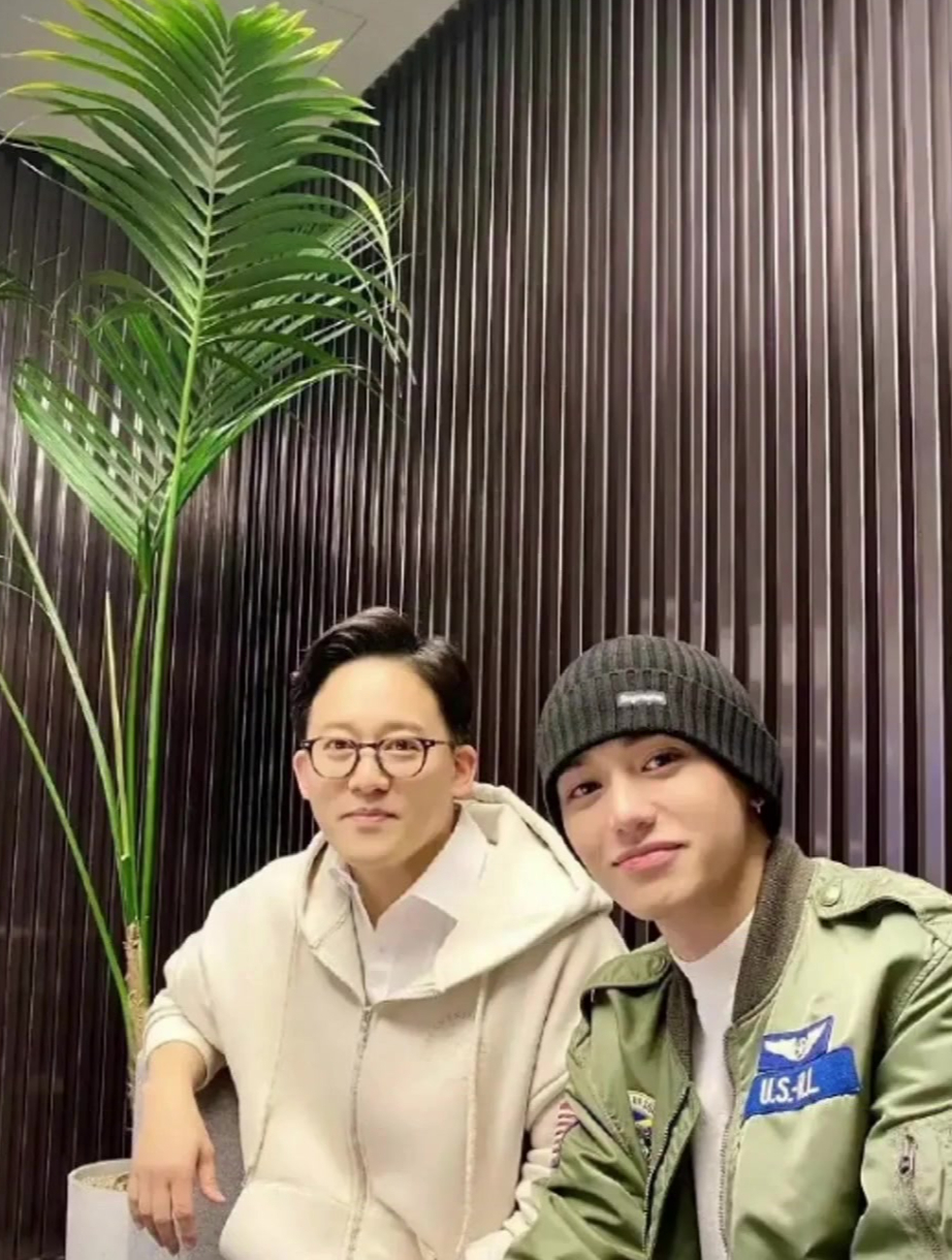 李秀满侄子在ins晒了两张与黄旭熙的合照-度小视