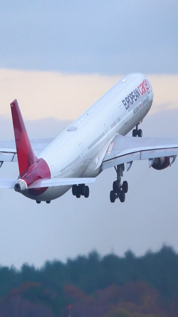 最大起飞重量368吨的空客a340-600飞机起飞-度小视