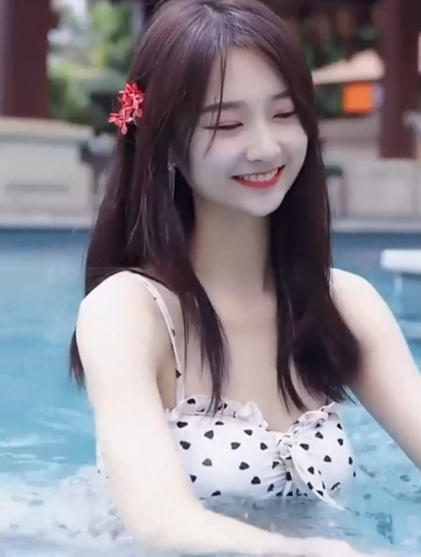 水上乐园的泳装小姐姐,看到她穿的这身比基尼,让我想到我初恋!