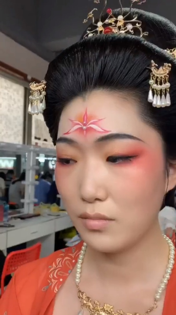 花钿教程,唐朝美人榜花钿妆!