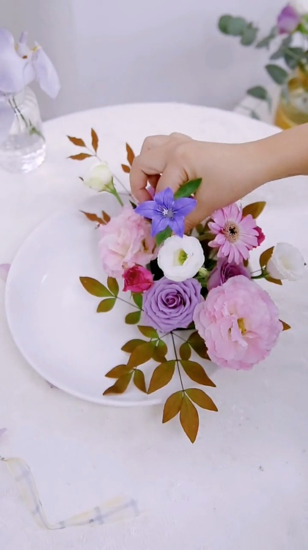 吃饭也要有满满的仪式感餐盘花花艺可以放各种餐桌上做装饰