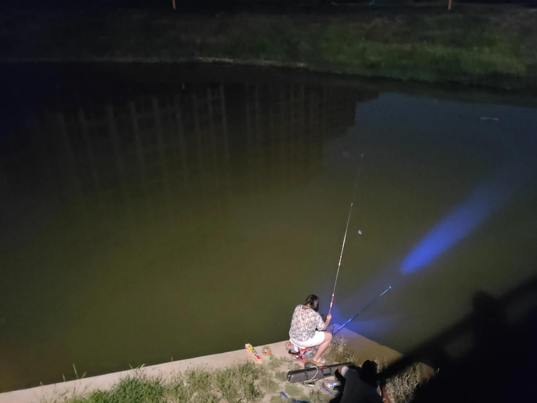 路灯下夜钓会有何不同,鱼获更好还是更差?夜钓趣知识