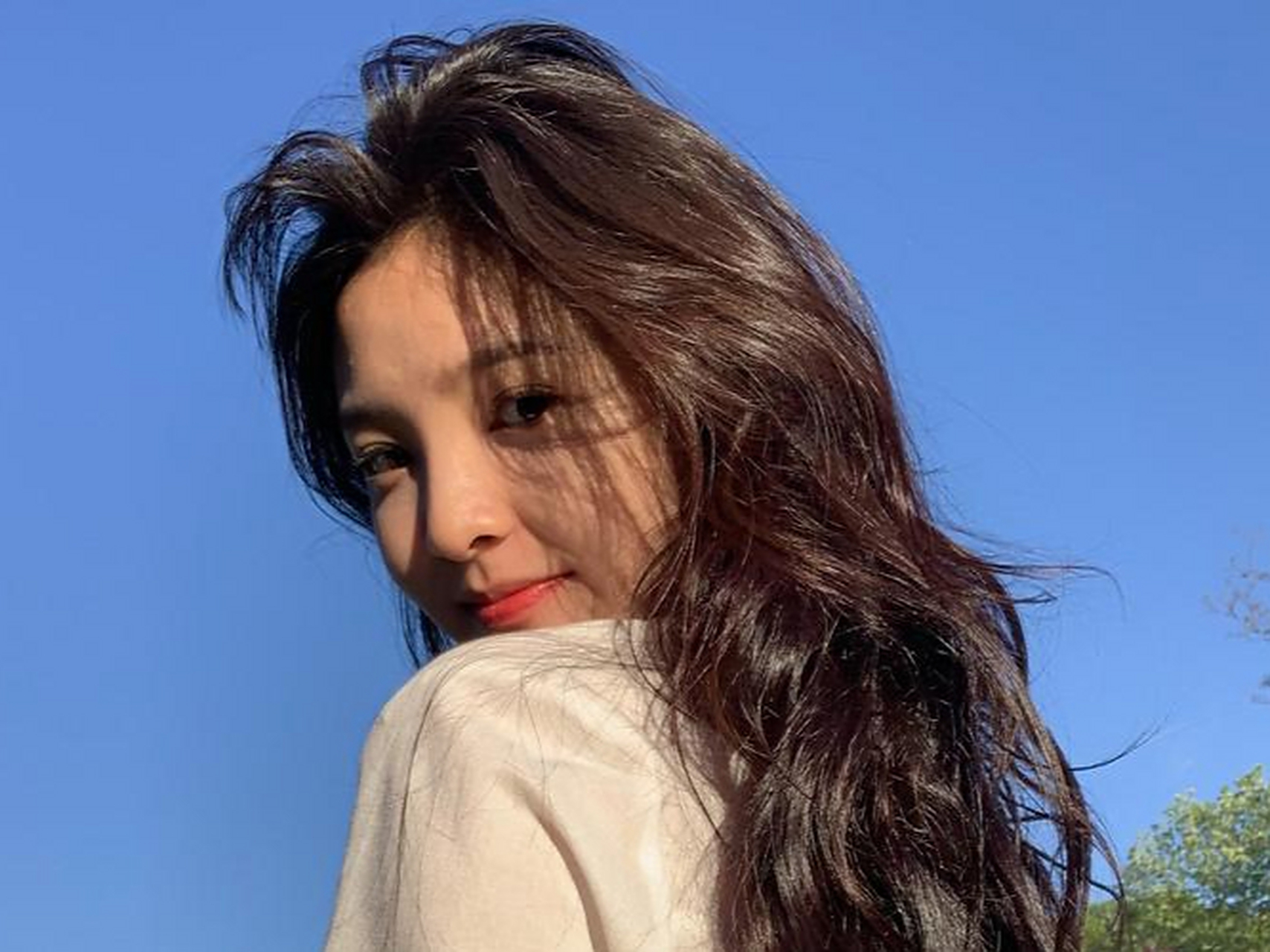 章若楠,有着清纯的长相,甜美的笑容和活灵活现的表现力.