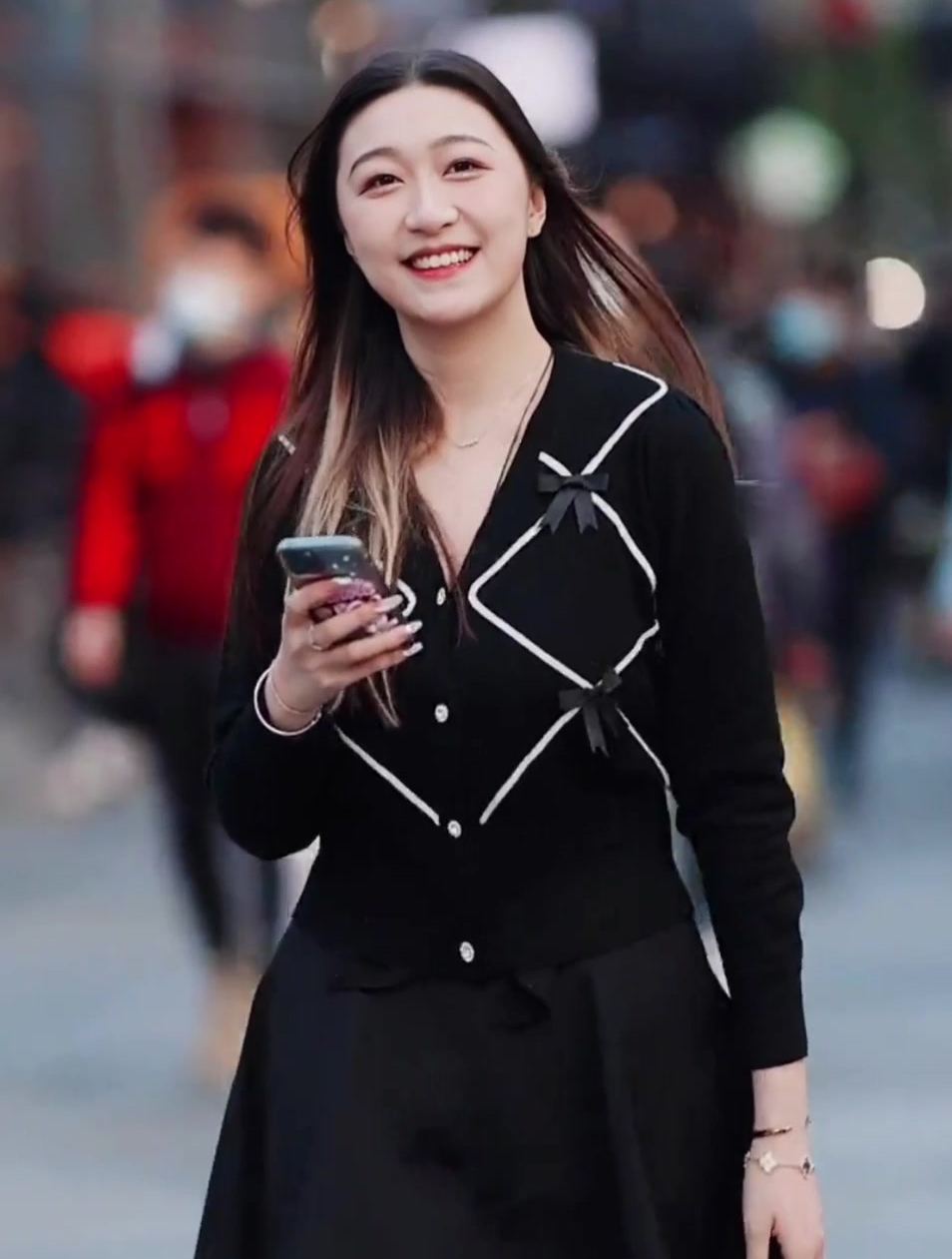 街拍杭州美女,这么清纯的美女,一遇佳人误终身!