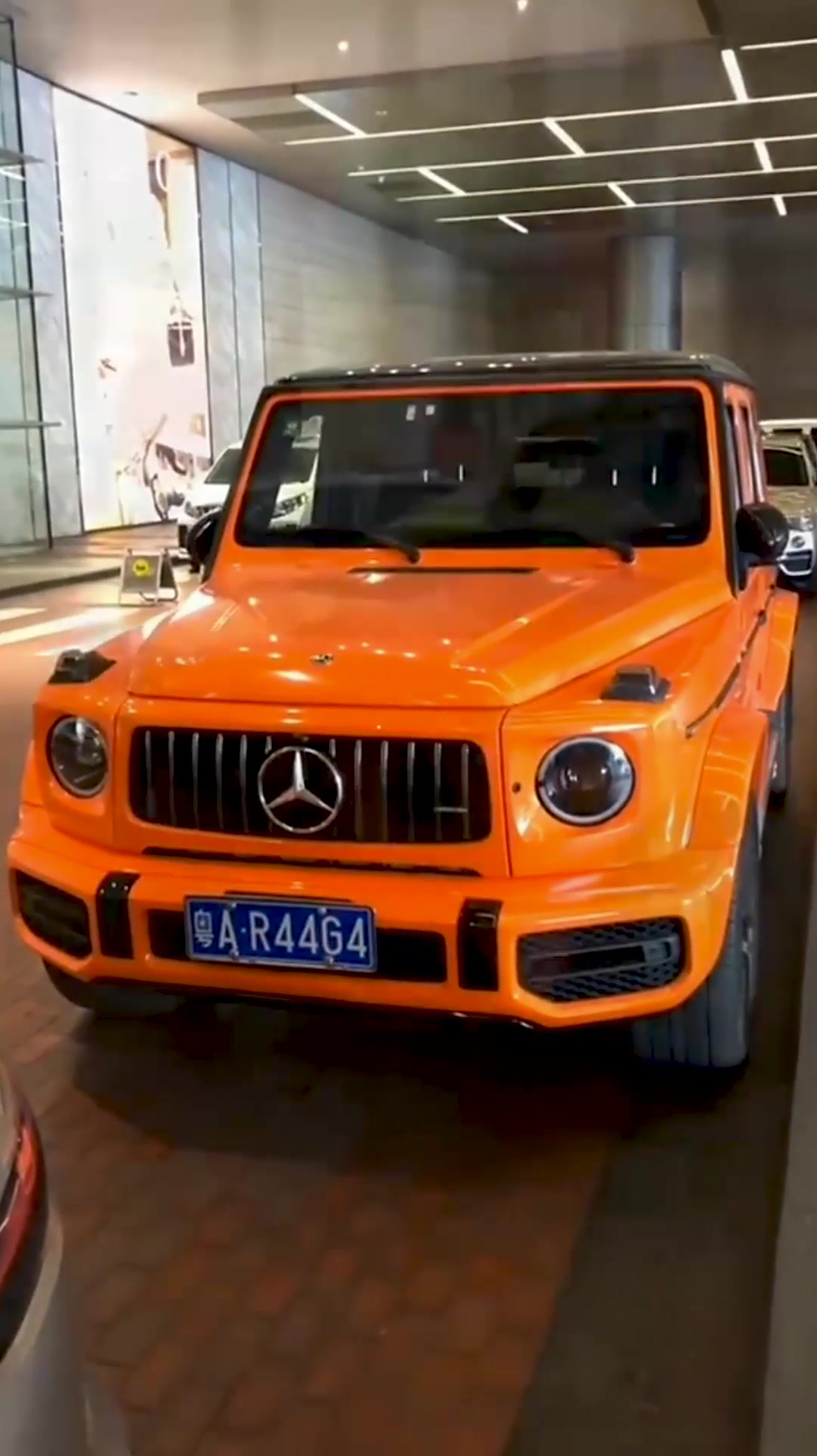 橘黄色奔驰大g,开出去赚足眼球!