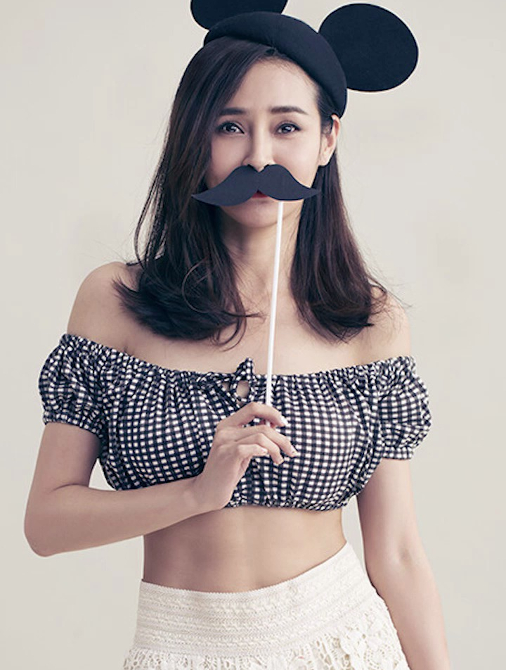 气质优雅的于明加,身材曼妙气质优雅,冻龄的容貌毫无岁月痕迹-度小视