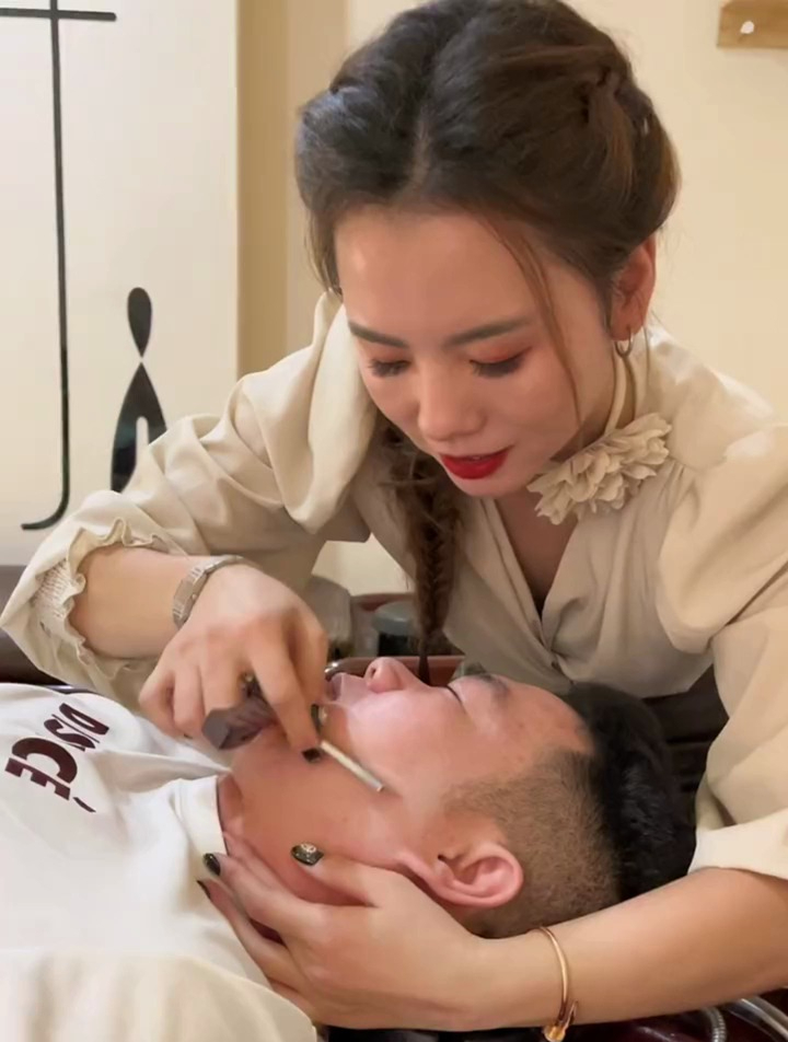 男士修面,美女的手法太棒了