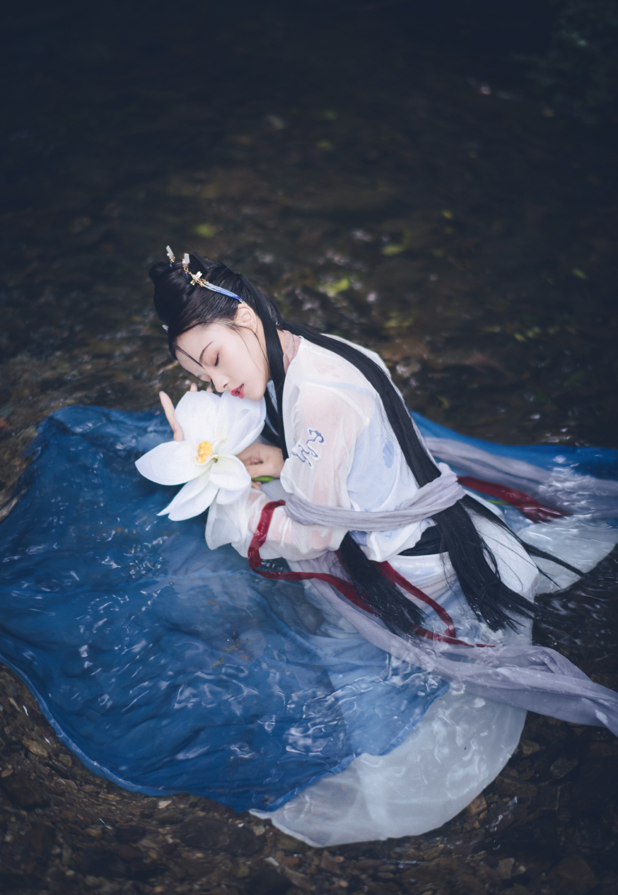 谢安然为美也是"豁出去"了,躺在水里拍摄还坚持穿汉服,够拼