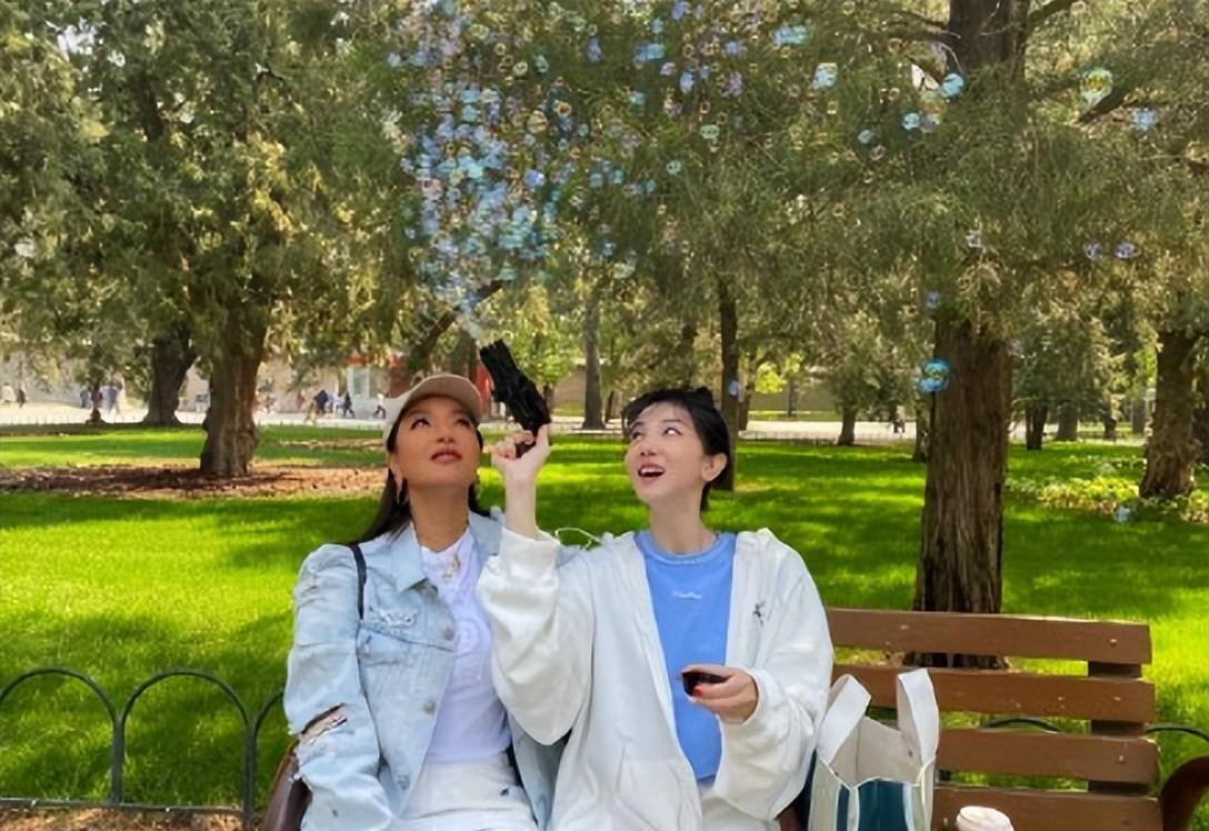 回顾女明星公园误入相亲角高颜值被围观因无北京户口被大妈嫌弃