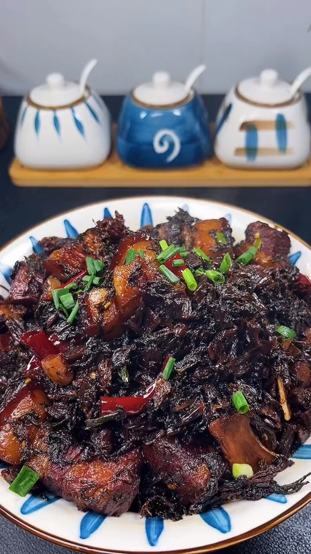 我们试试梅干菜烧肉做法简单味道不比梅菜扣肉差