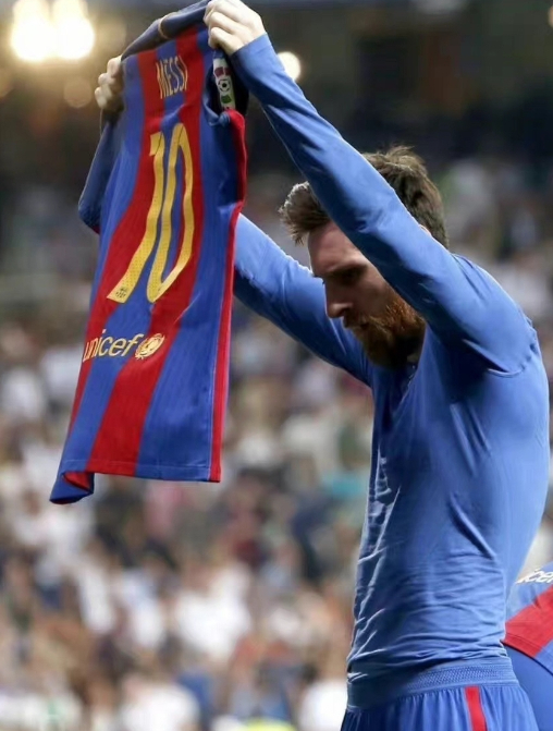 从观众席球迷角度,看梅西伯纳乌晾球衣!