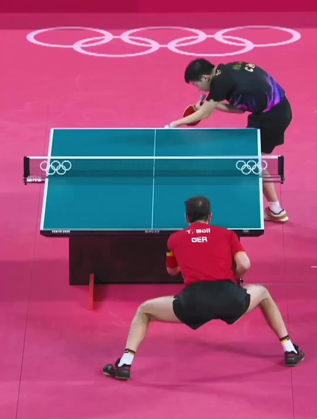 2020年东京奥运会乒乓球男团决赛马龙和波尔贡献一记精彩对拉