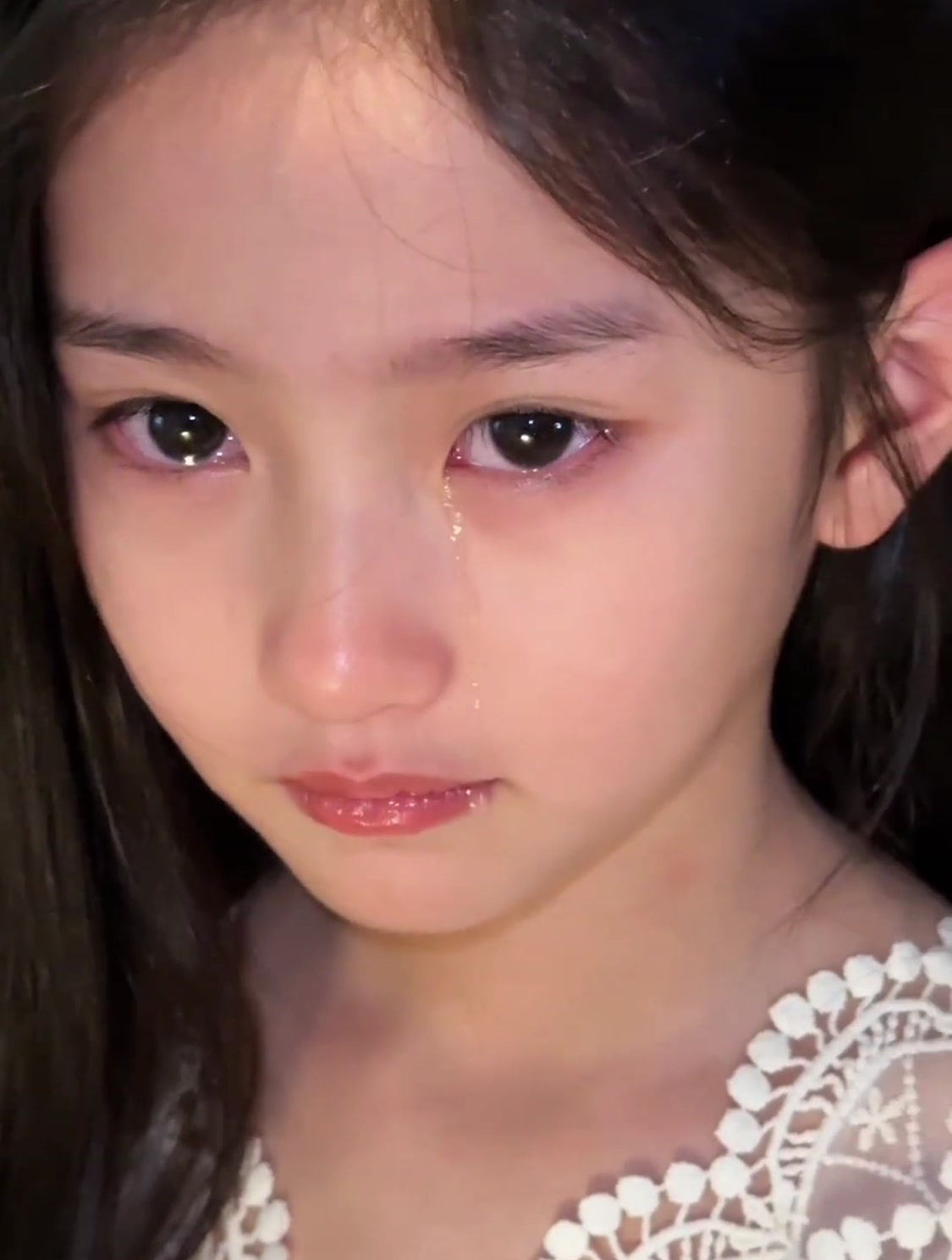 小女孩受委屈后流泪,网友:我小时候哭挨打是因为丑吗