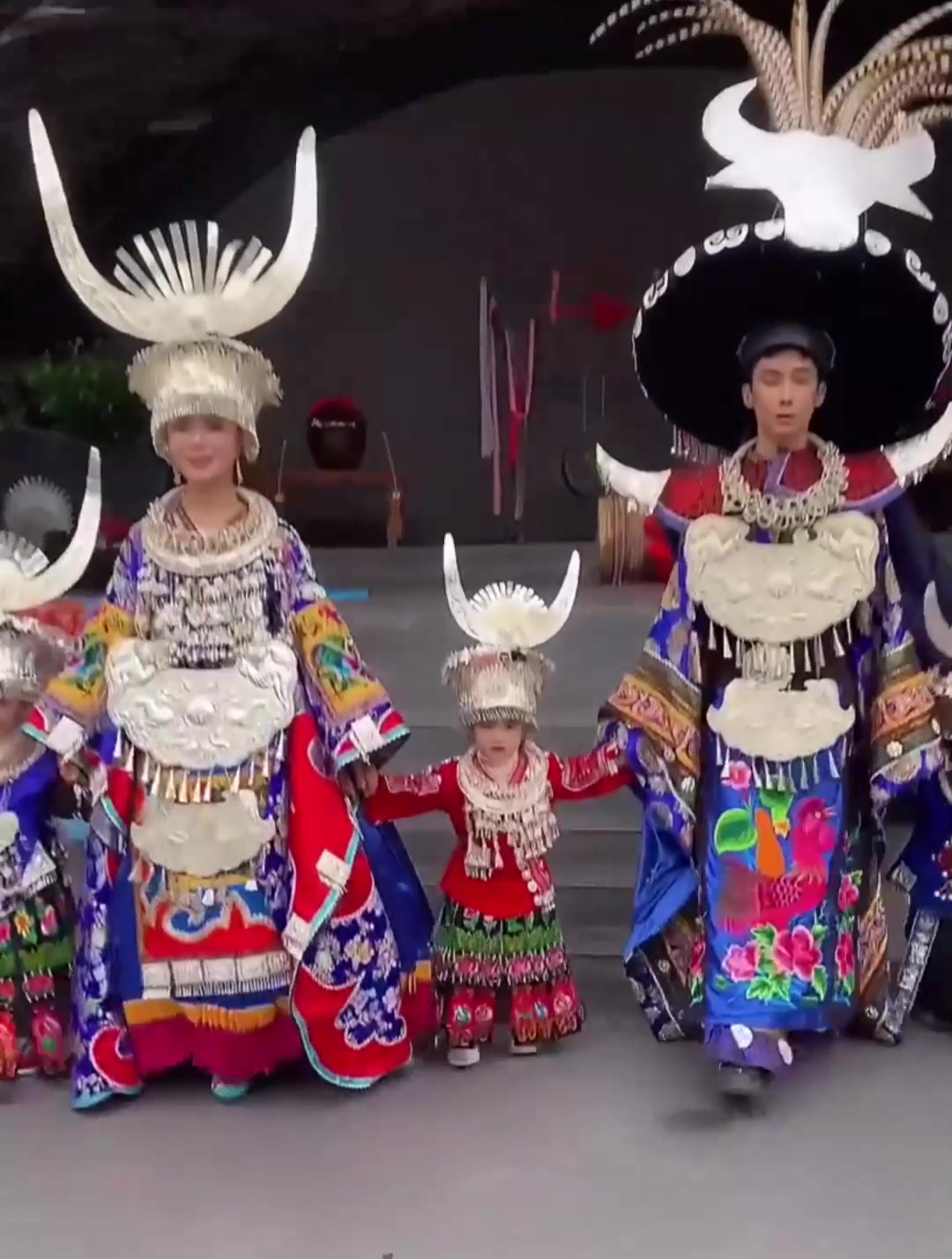 这苗王服,苗后服太霸气了,想跟苗族的小哥哥谈恋爱了-度小视