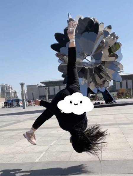 美女小姐姐随手一个空手翻,这是多少年的功夫-度小视