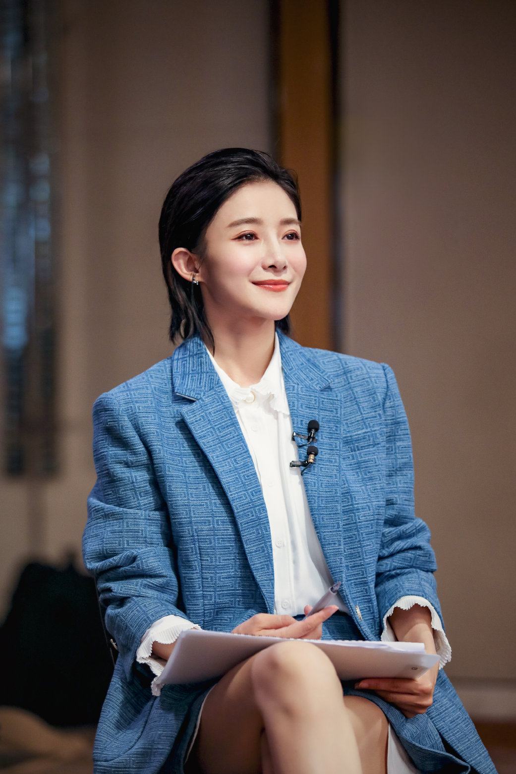 金奖蔡紫罕见登杂志!开衫 t恤气质竟不输董卿,颜值更美过女明星