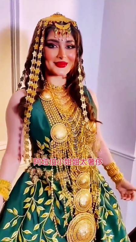 迪拜的黄金很多是按斤卖的,女人们用行动告诉我们什么叫穿金戴银-度小