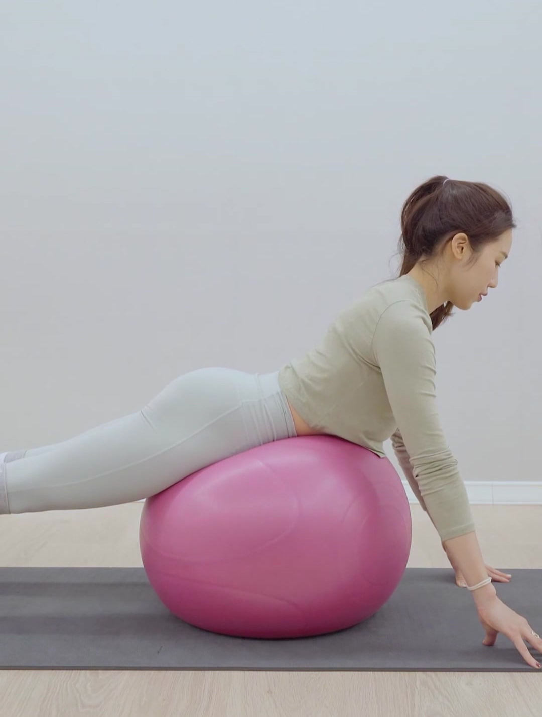 紧身裤瑜伽教练专业动作 瑜伽老师拉伸胸肌 做瑜伽的美女老师